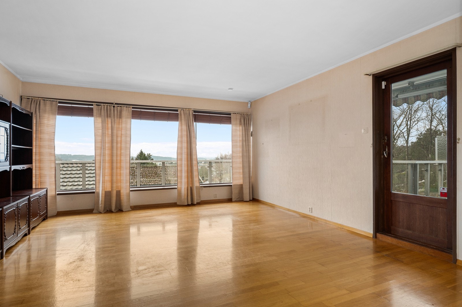 De store vindusflatene slipper inn rikelig med daglys til stue, i tillegg til at man kan nyet den vide utsikten. Fra stuen er det dessuten direkte utgang til den sydvendte verandaen på 30 m². Galleribilde