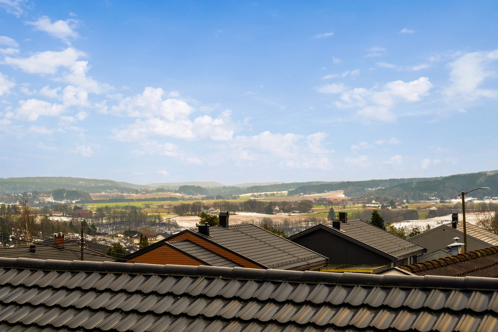 Eiendommen ligger høyt i terrenget og har flott utsikt. Galleribilde