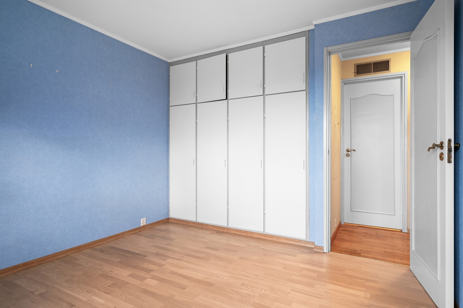 Her er det også integrerte garderobeskap for effektiv oppbevaring. Galleribilde