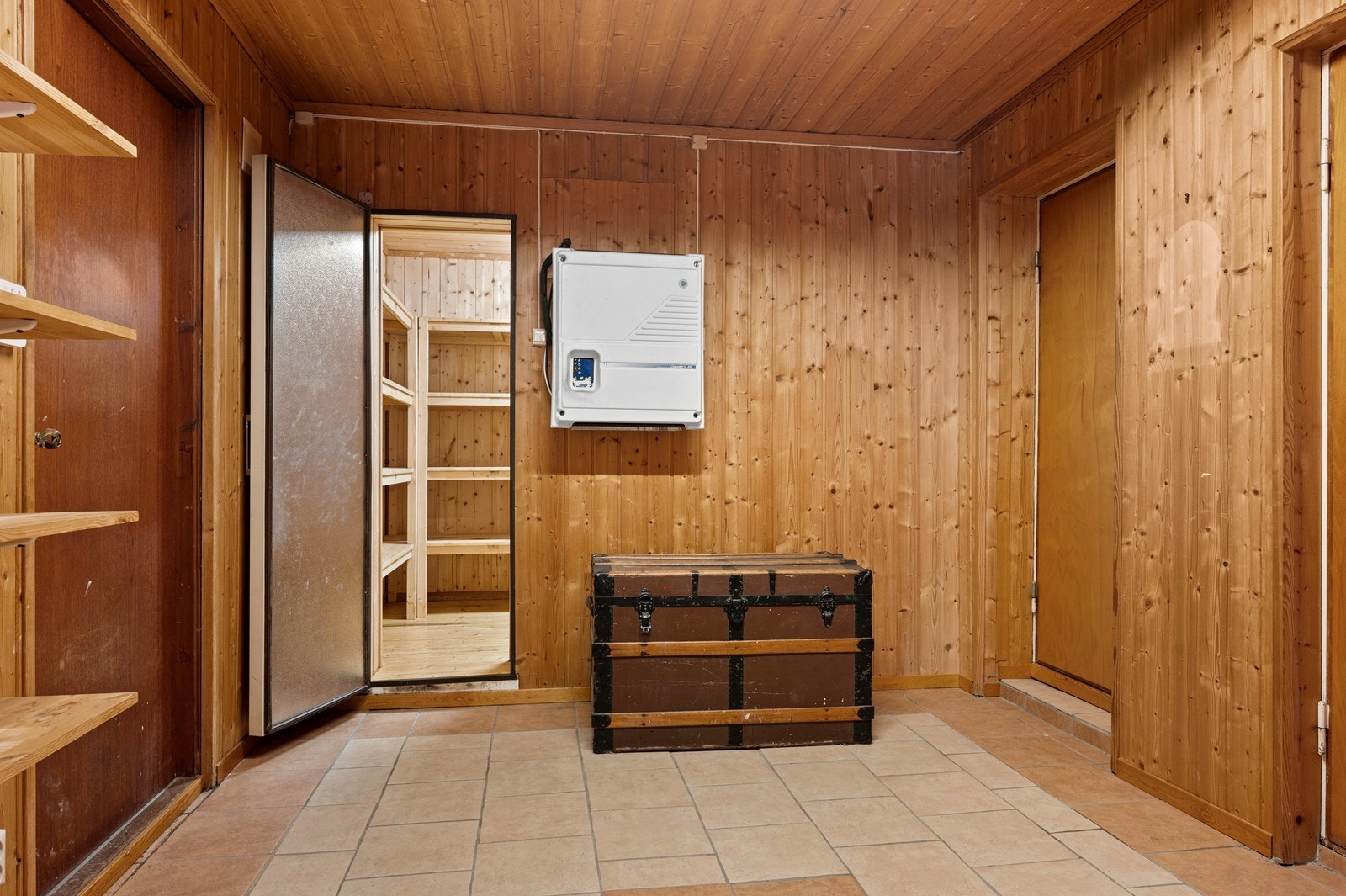 Underetasjen rommer også et plassbygd kjølerom med eldre aggregat. Galleribilde