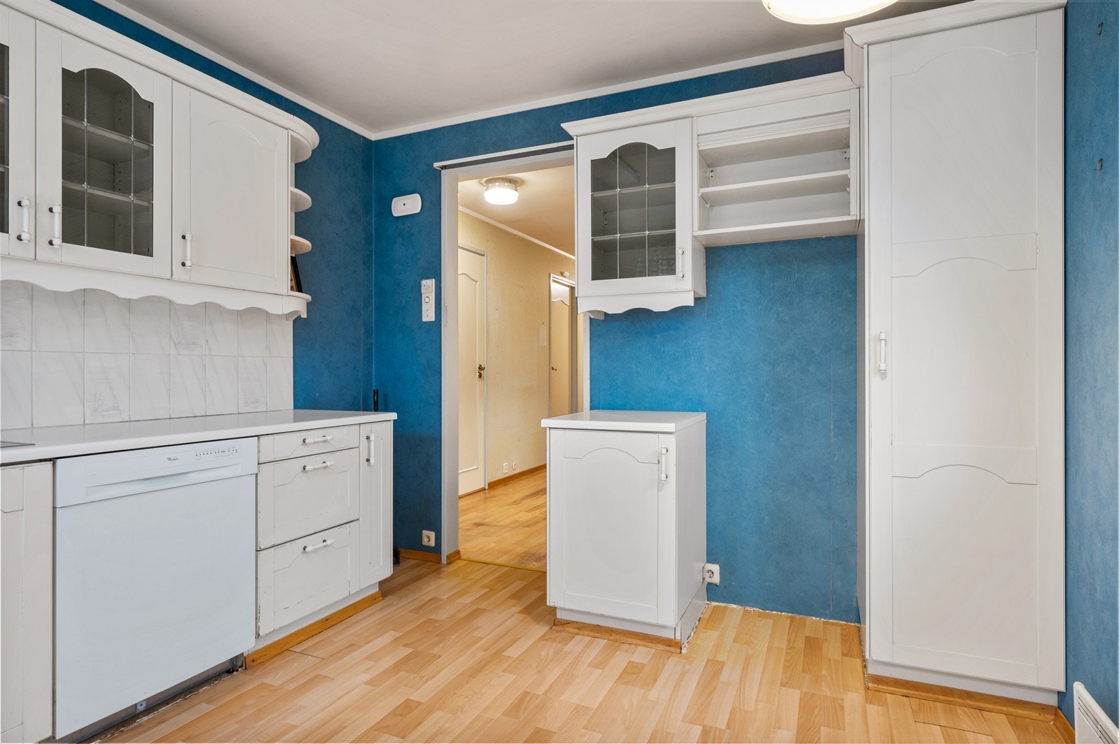 Fra kjøkkenet er det enkel adkomst videre til gangen og resten av etasjen. Galleribilde