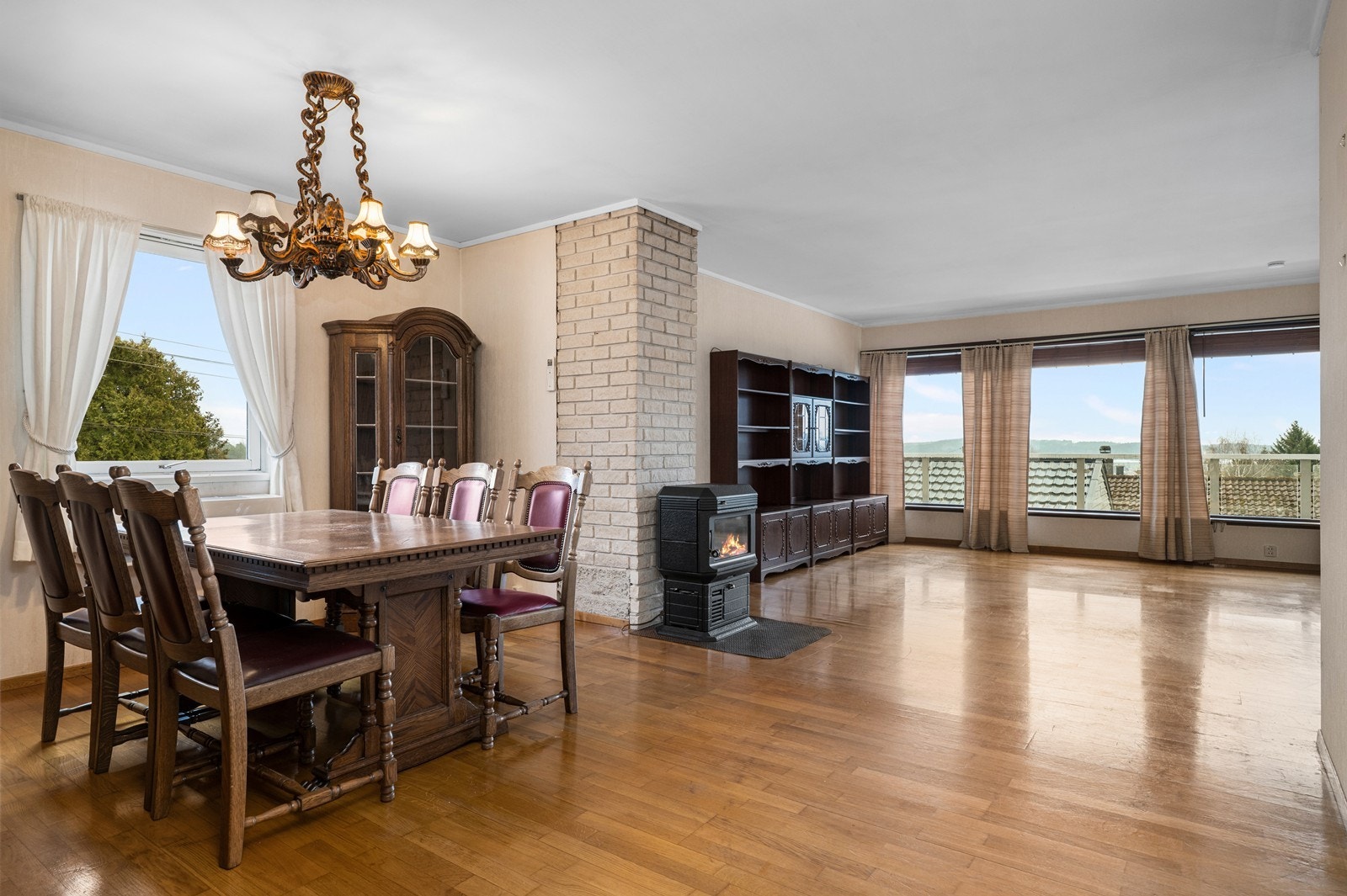 Første etasje har en åpen løsning mellom stue og spisestue, med parkett på gulvet. Innvendige overflater og interiør er i hovedsak av eldre dato og modernisering må påregnes. Galleribilde