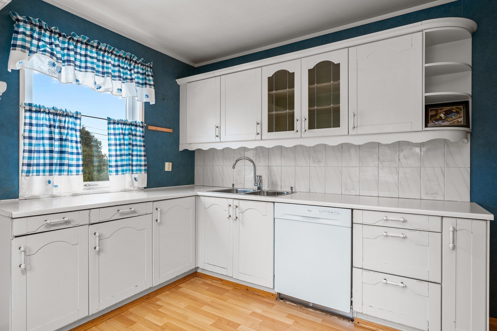 Kjøkkenet ligger separat, og har en eldre innredning med profilerte fronter og laminerte benkeplater. Galleribilde