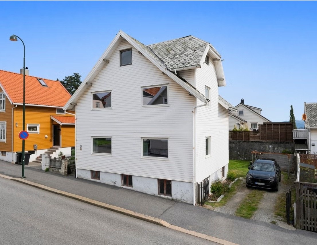 Fasade og parkering. Galleribilde