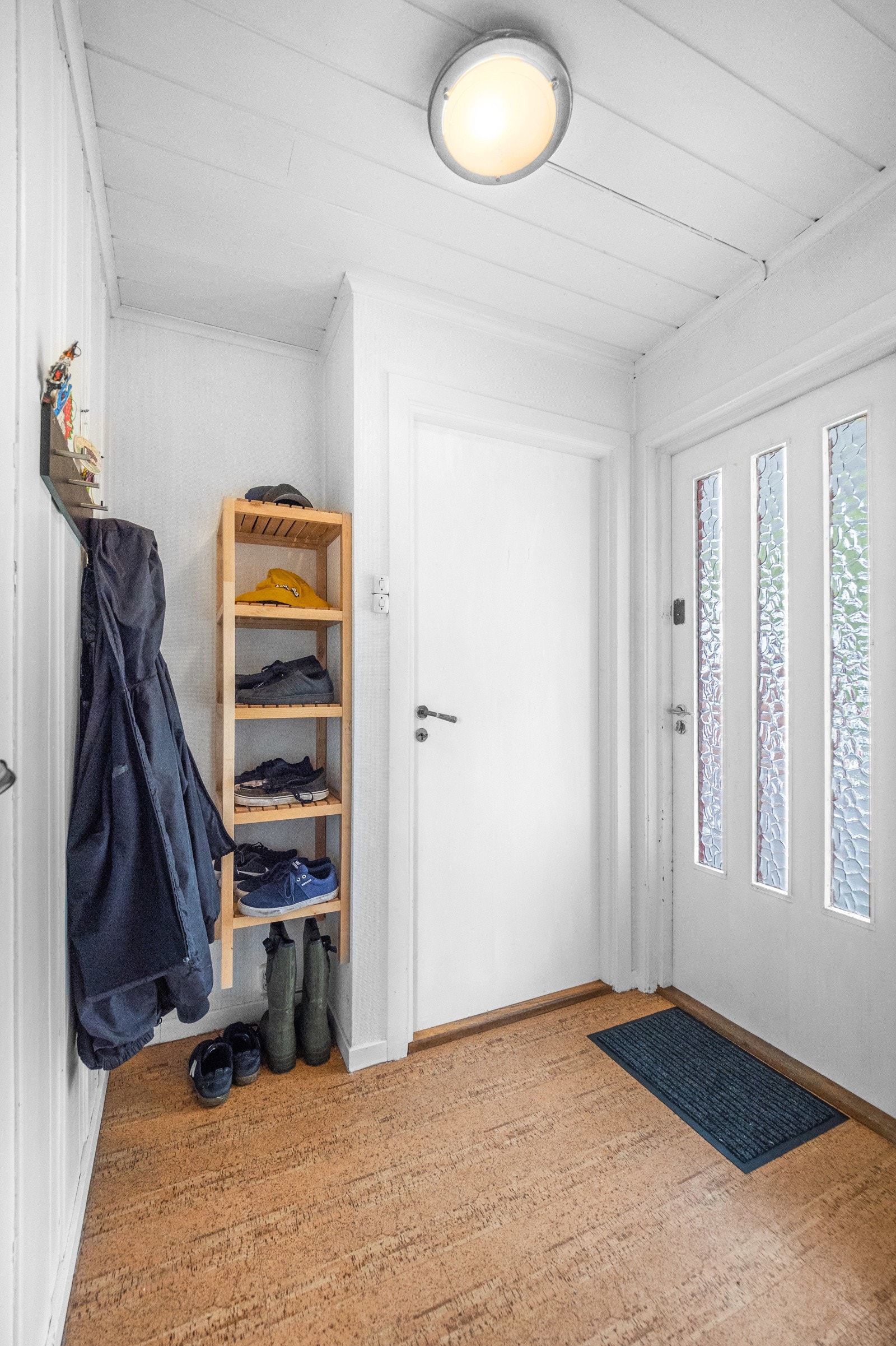 Bi-inngangen har plass til yttertøyet og trapp ned til kjelleren. Galleribilde