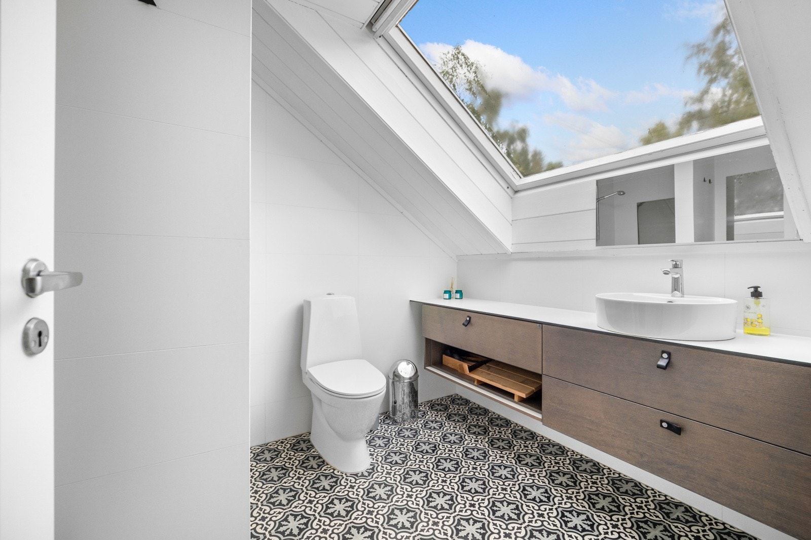 Badet i andre etasje ble pusset opp i 2016 og er av det delikate slaget. Galleribilde