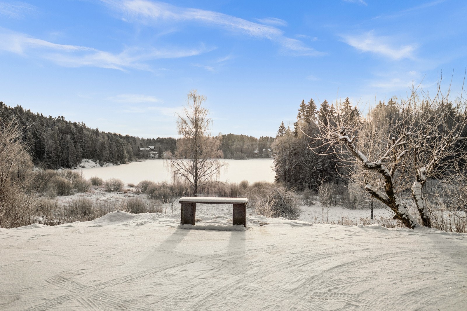 Boligen ligger usjenert til, ca. 1,2 km rett øst for Oppegård. Galleribilde