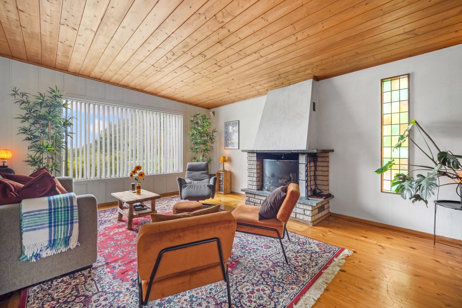 Vinkelstuen har åpen peis, fine lysforhold og et blyglassvindu som gir særpreg og fint fargespill. Galleribilde