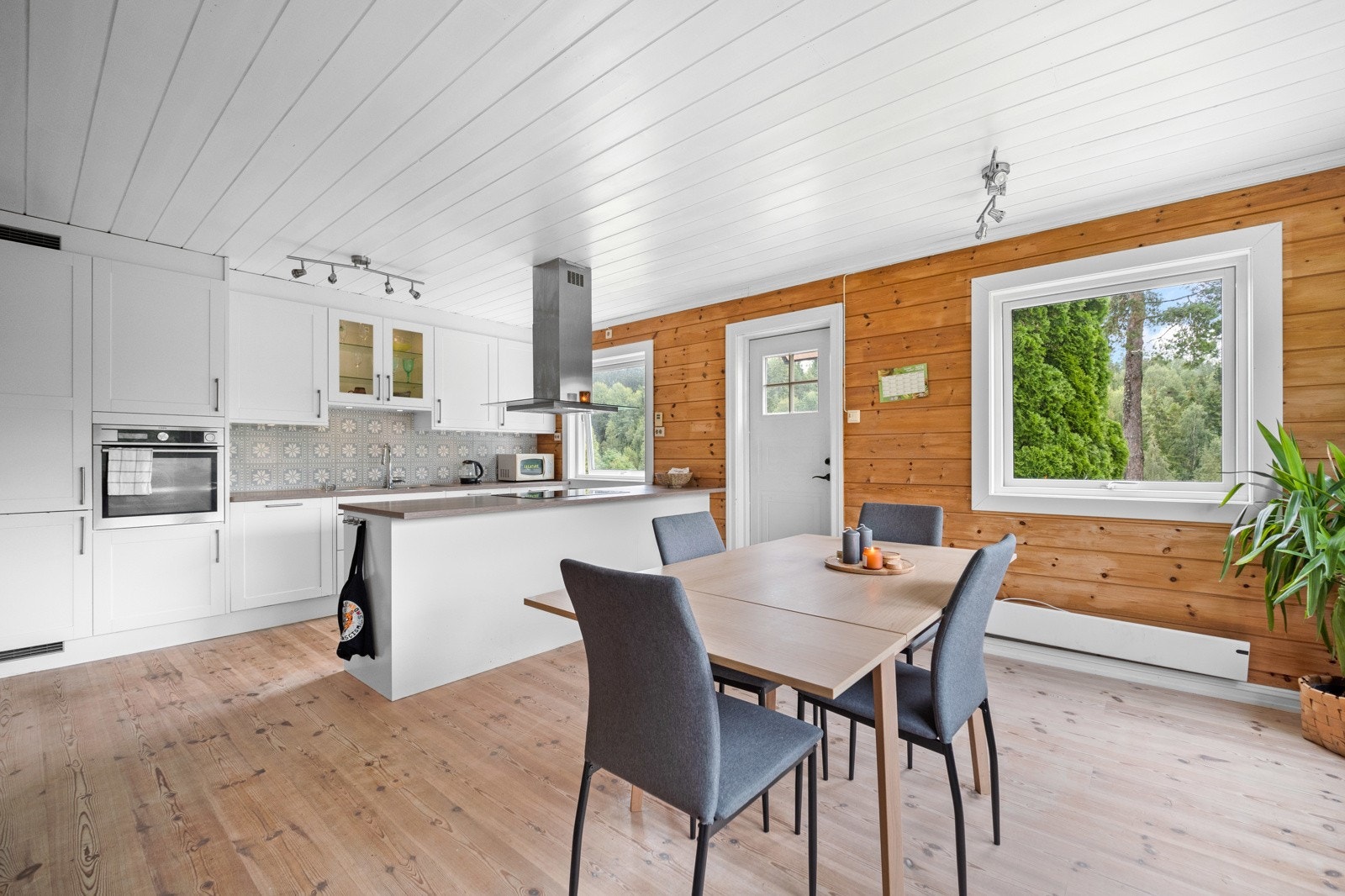 Utenfor kjøkkeninnredningen er det god plass til langbord. Galleribilde