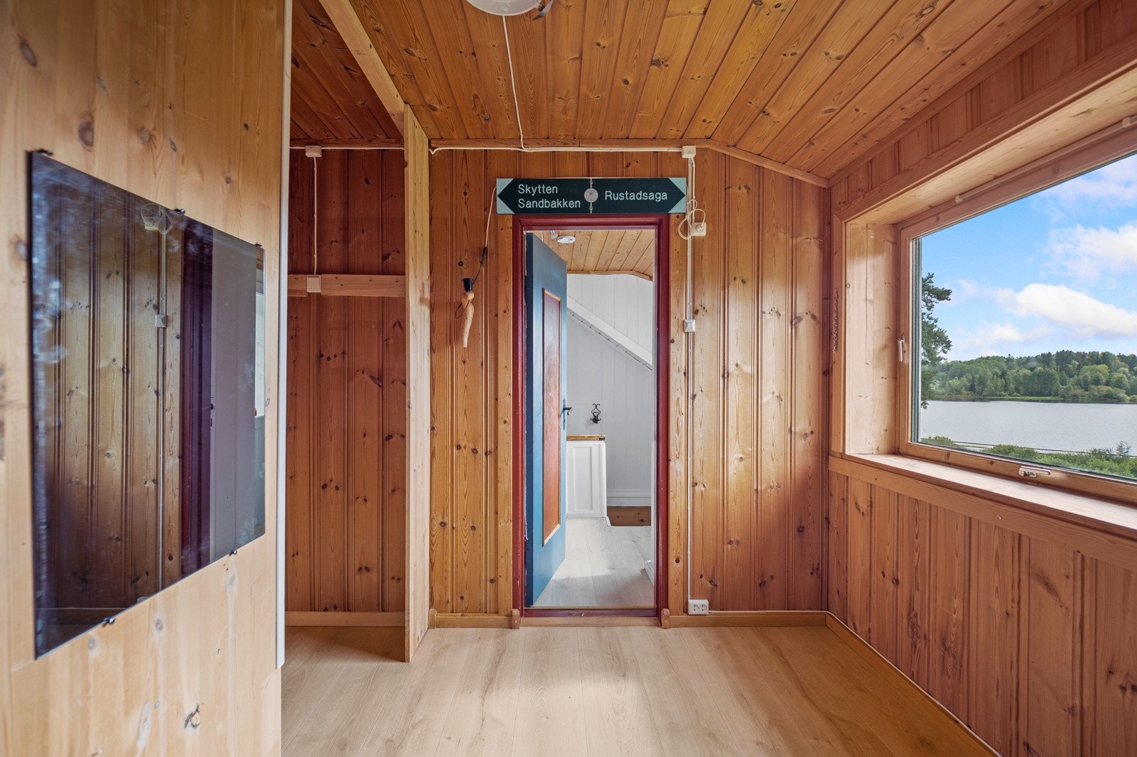 Mellom trapperommet og det ene soverommet er det gang med adkomst til bod. Galleribilde