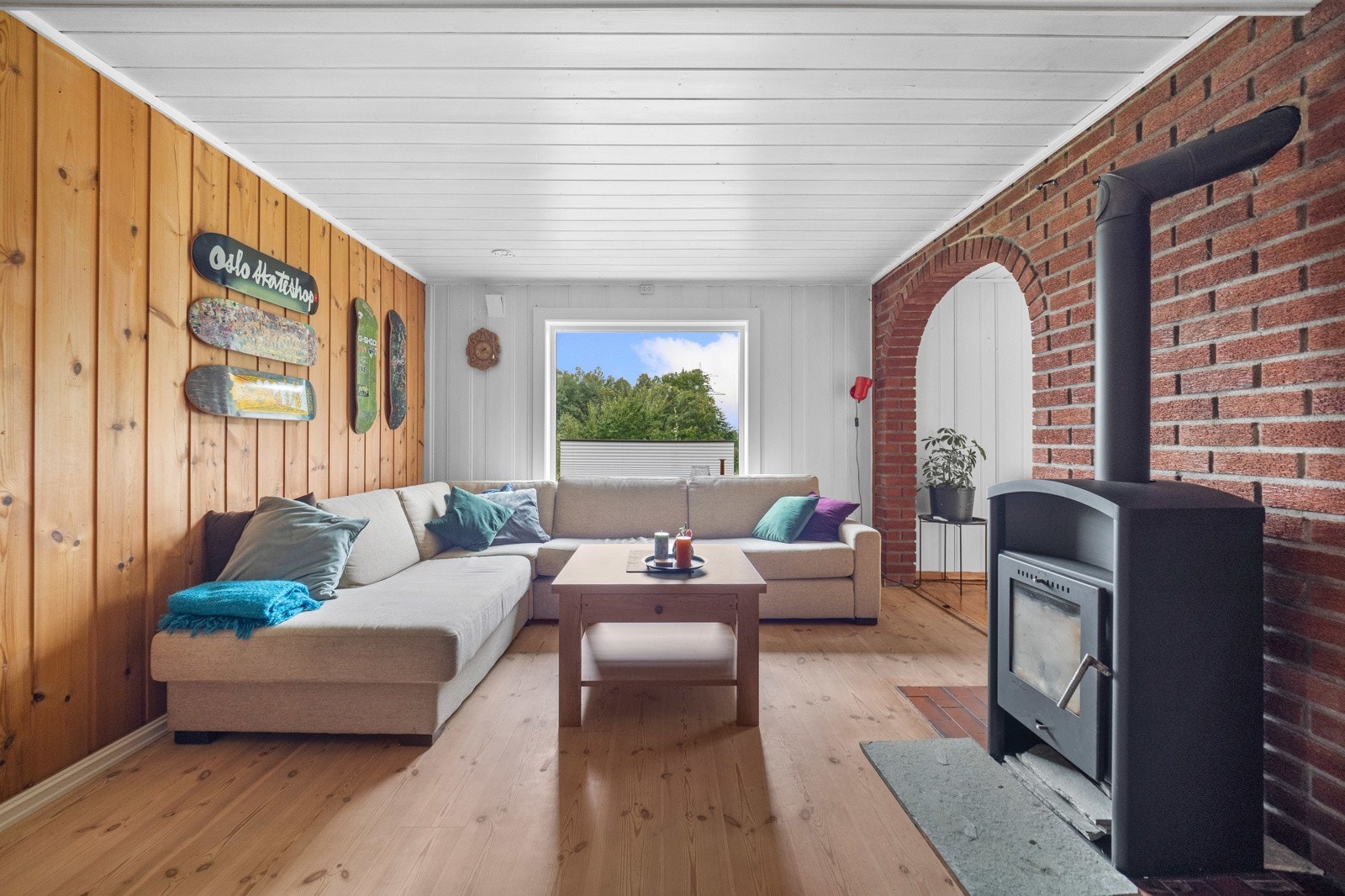 To av stuene ligger adskilt av en buet åpning av rustrøde mustein. Galleribilde