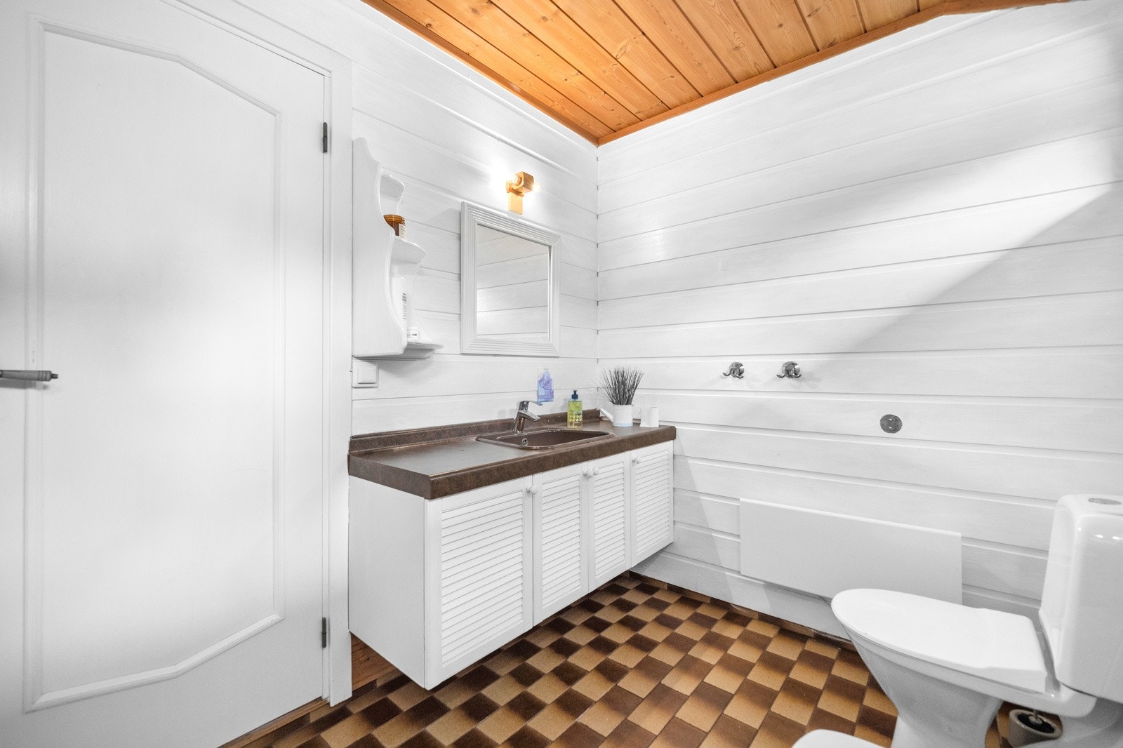 Badet i første etasje har gulvmontert toalett og servantinnredning. Galleribilde