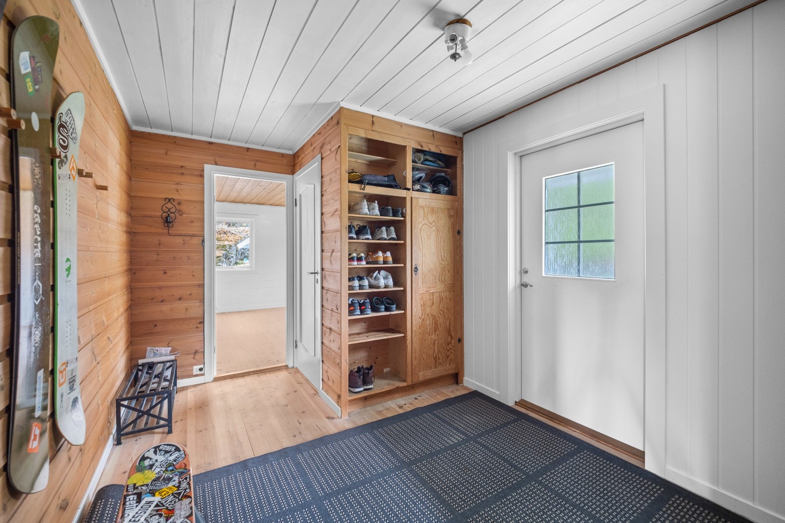 Entreen ved hovedinngangen får godt lys fra dørens glassfelt og har en smart, plassbygd garderobe. Galleribilde