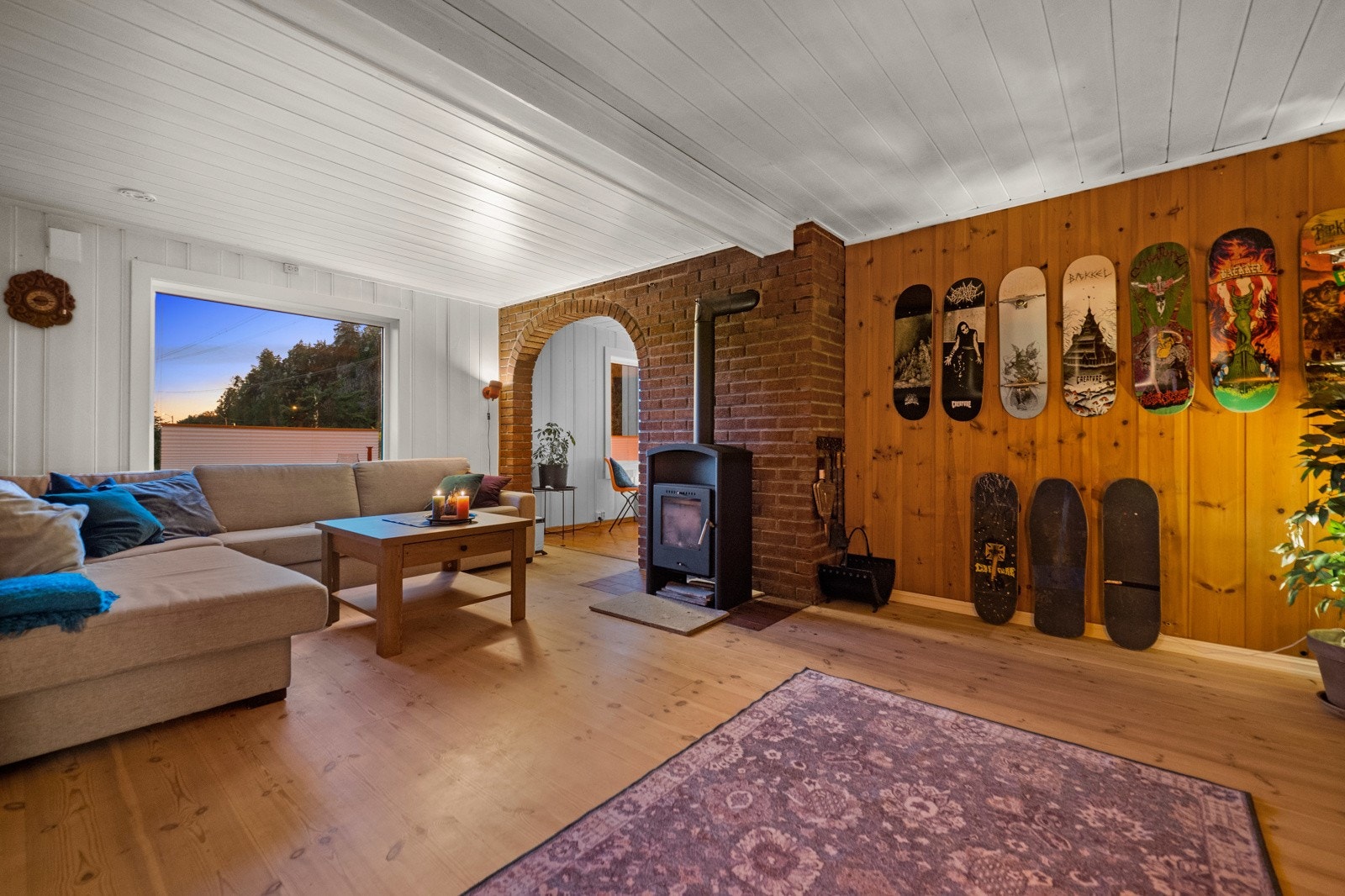 Boligen har ikke mindre enn tre stuer, så her får man rikelig med tumleplass. Galleribilde