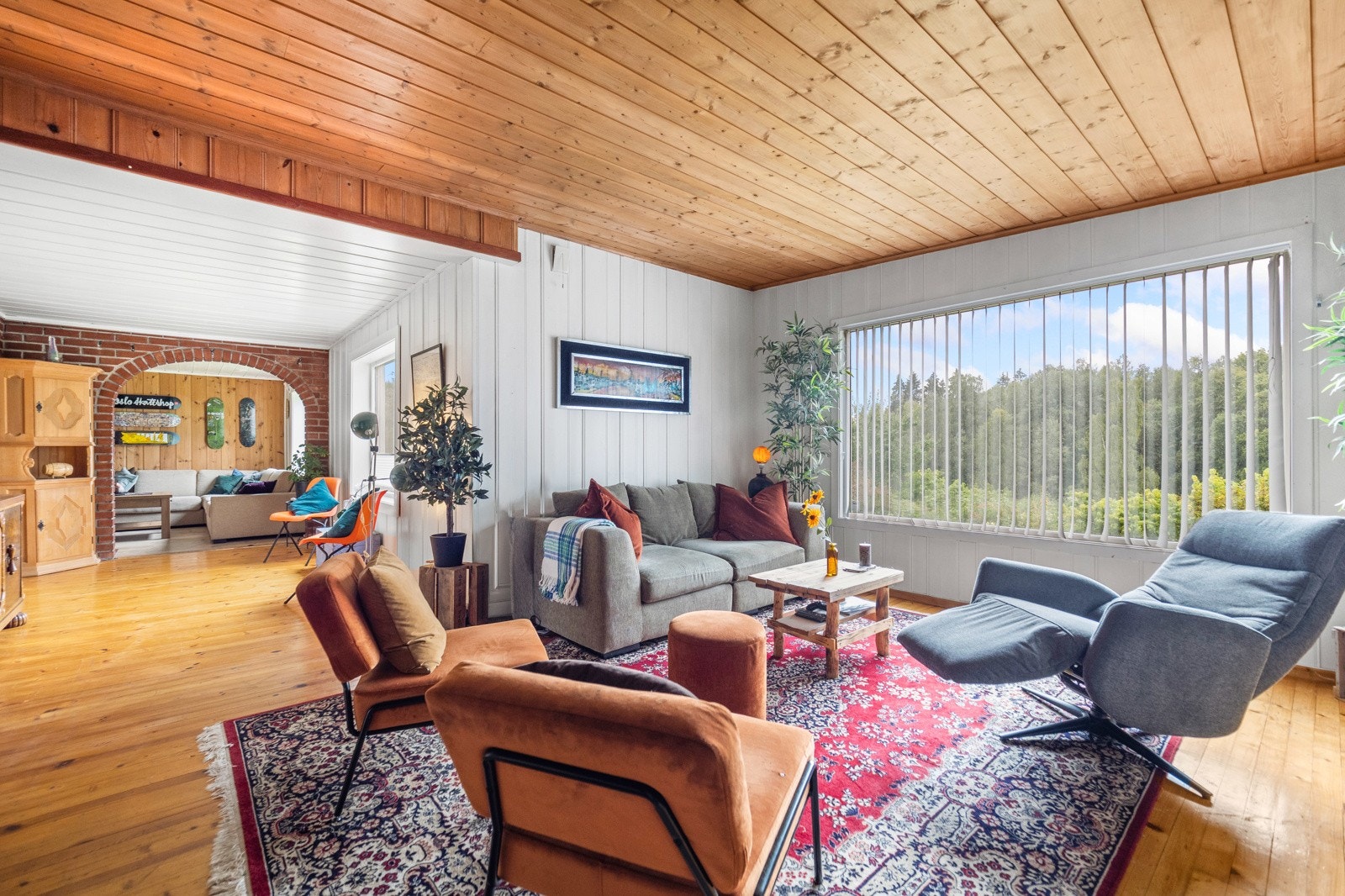 Den store stuen er en sosial møteplass hvor peisen er en ekstra stemningsfakto Galleribilde