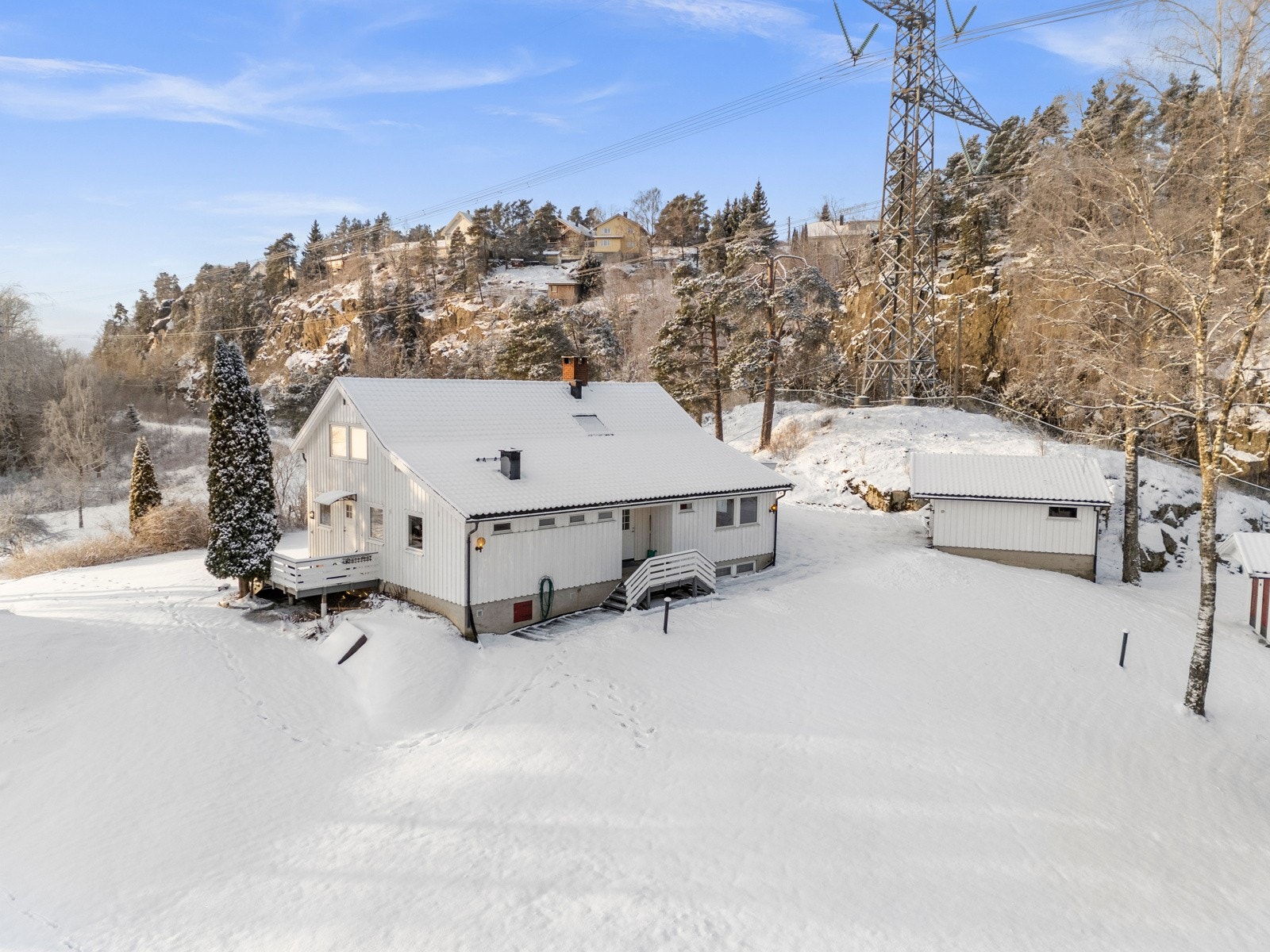 I tillegg til boligen er tomten bebygd med dobbelgarasje, utebod, stabbur og et mindre hus. Galleribilde