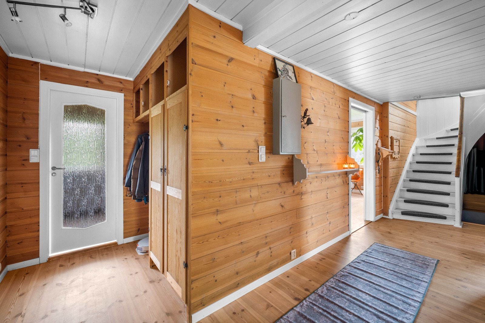 I gangen er det mer skapplass og trapp opp til andre etasje. Galleribilde