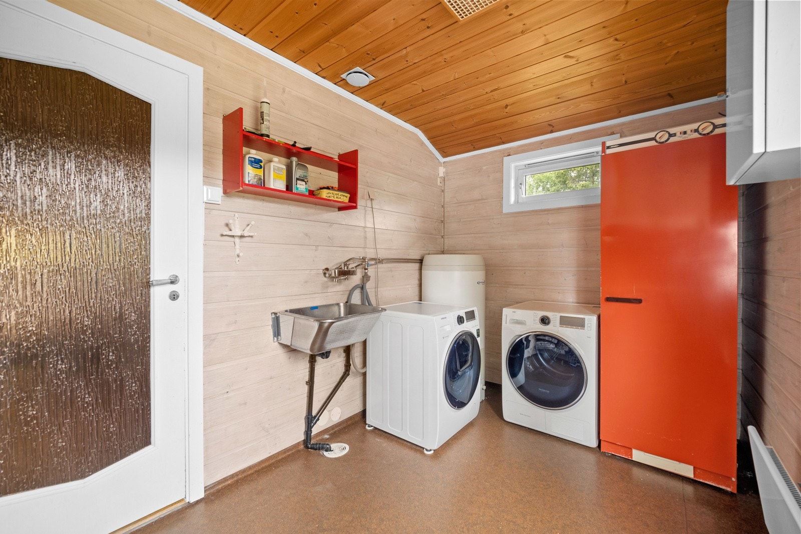 I første etasje har boligen både vaskerom og bad. Galleribilde