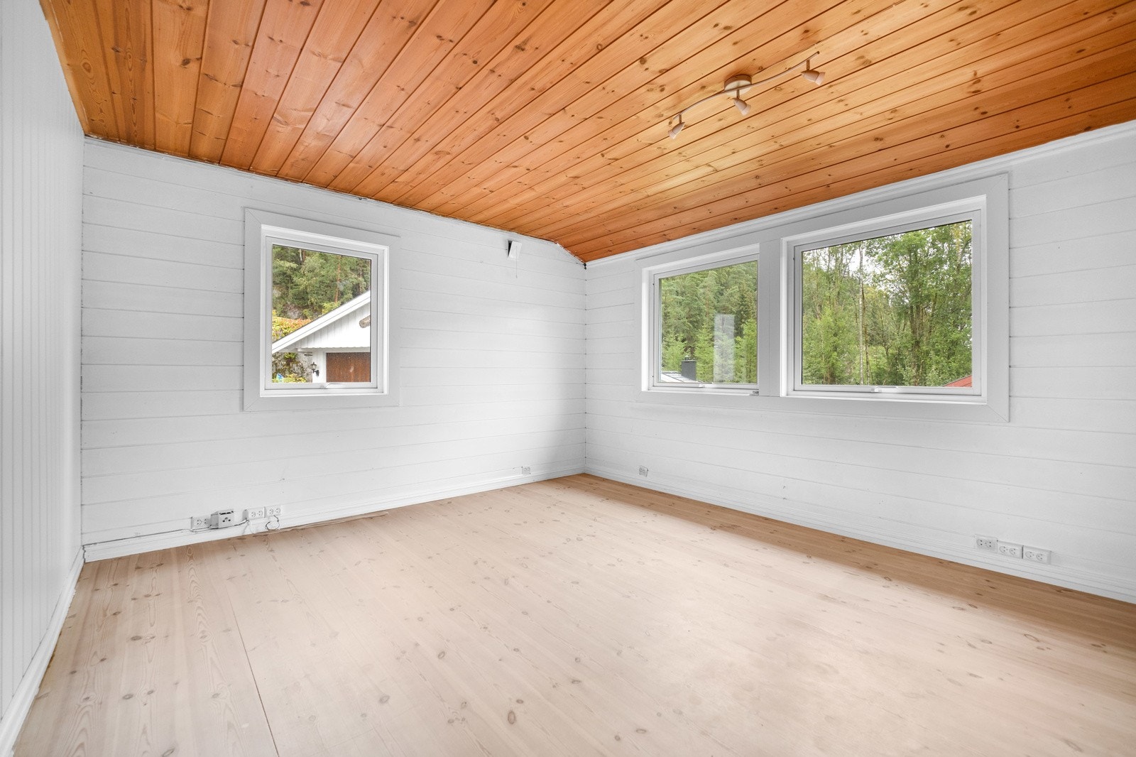 Soverommet i første etasje har en god størrelse og ligger tilknyttet den minste av tre stuer. Galleribilde