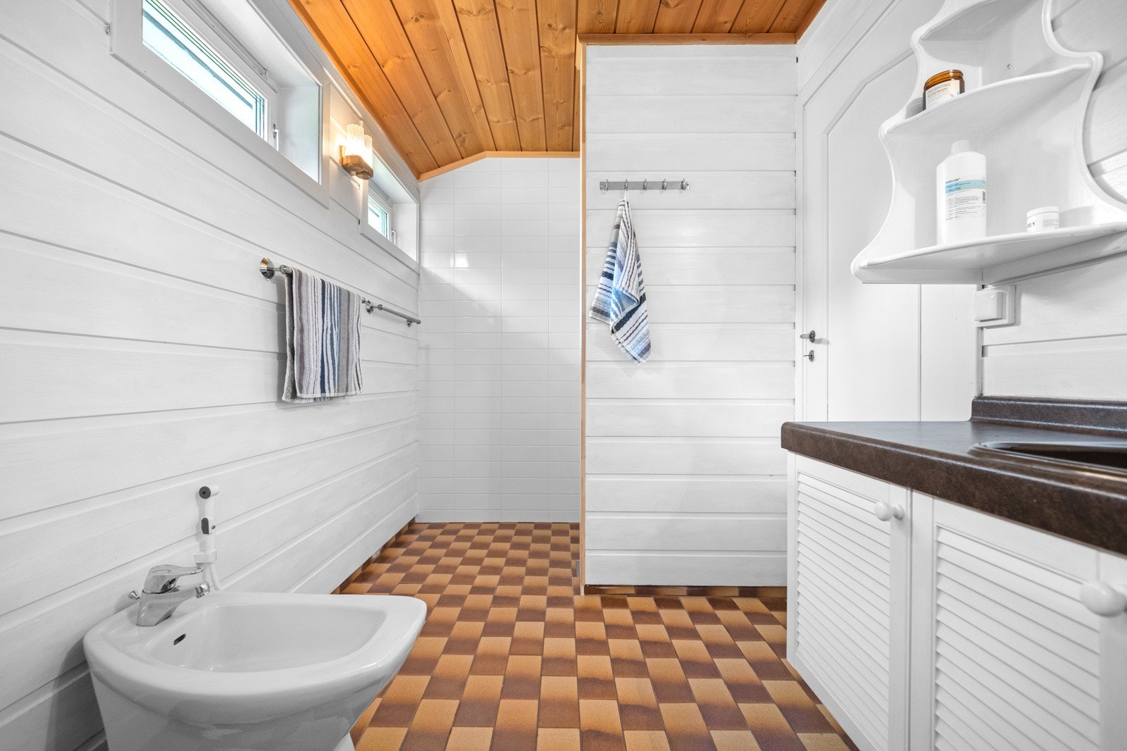 Dusjnisjen har flislagte vegger og veggmontert hånddusj. Galleribilde