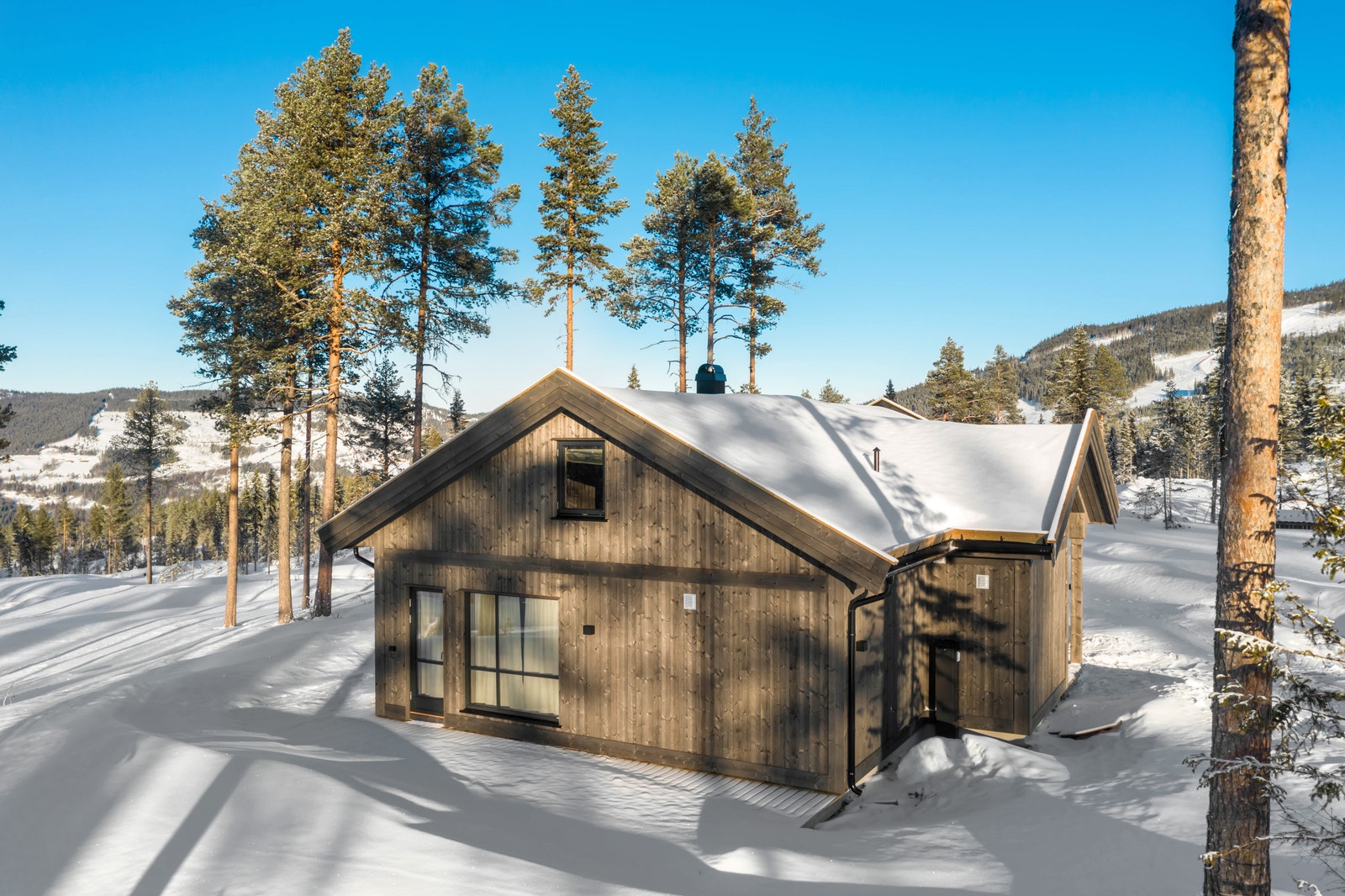 Terrassen langs kortveggen er sørvestvendt og dermed ideelt vendt mot sola. Her kan du sitte fra tidlig formiddag til sent på kvelden Galleribilde