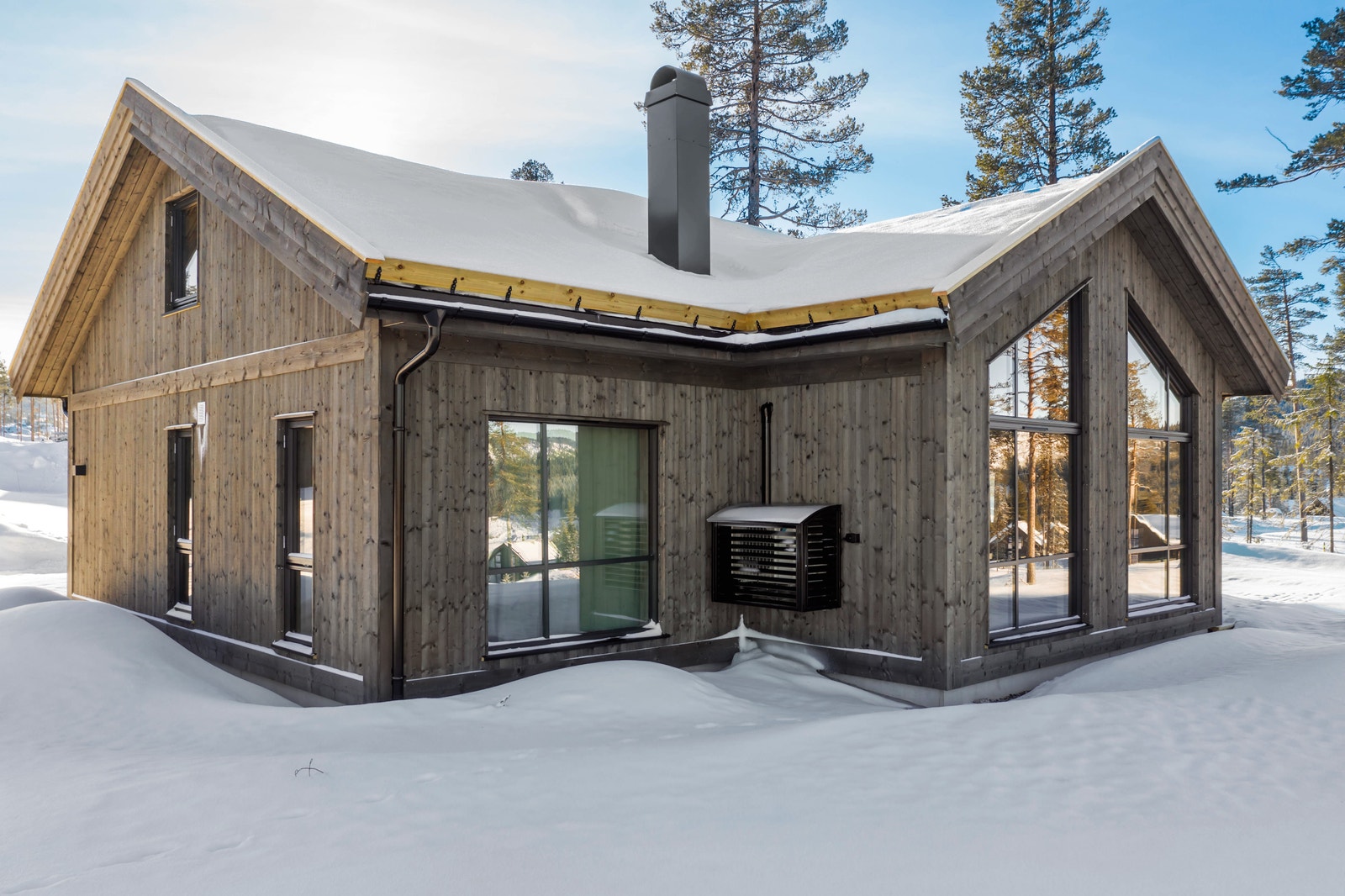 Hytta som er avbildet er av tilsvarende modell som bygges i Vestre Nesfjellet 23 - Hytta ferdigstilles i mars Galleribilde