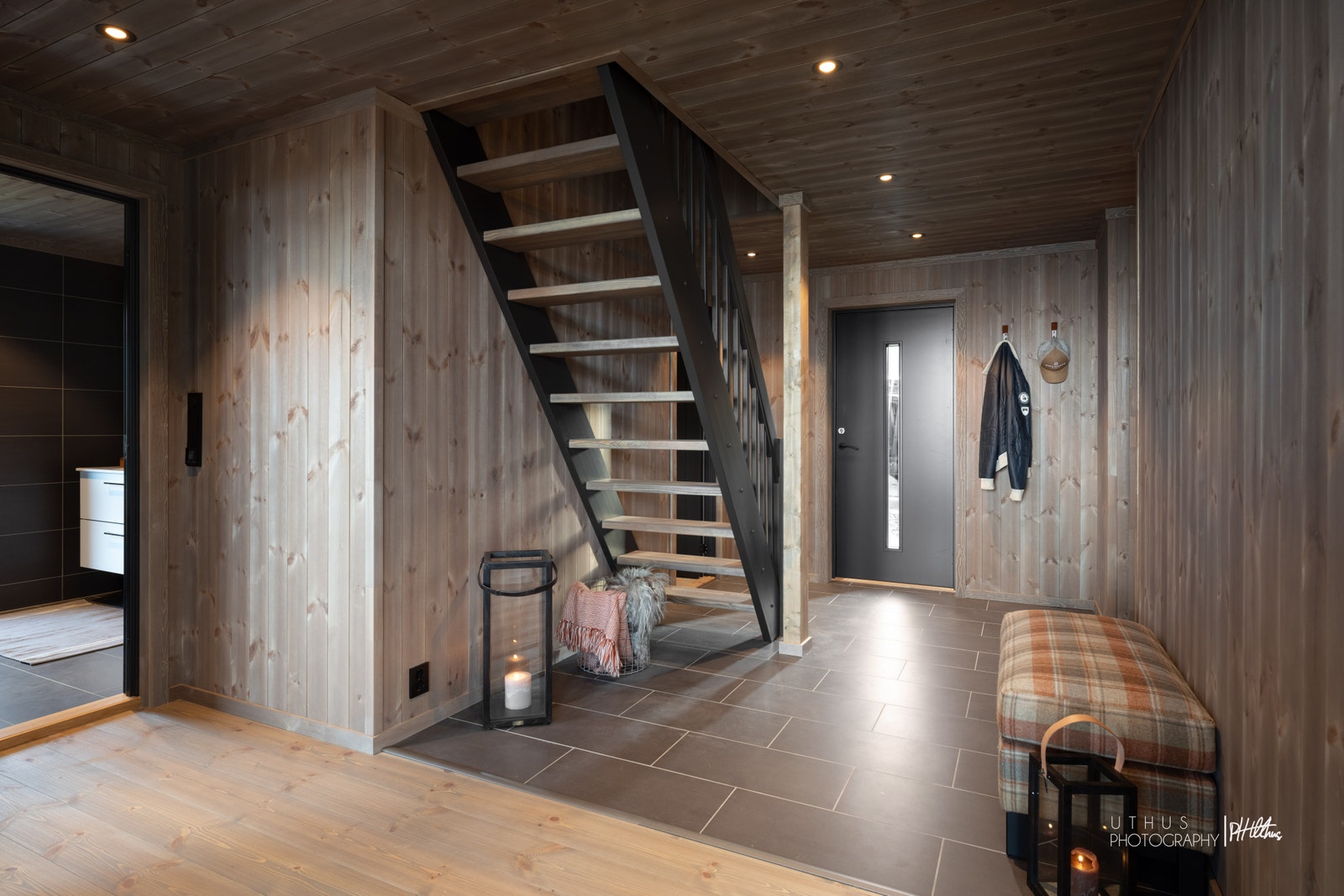 Entre med garderobe inn til høyre Galleribilde