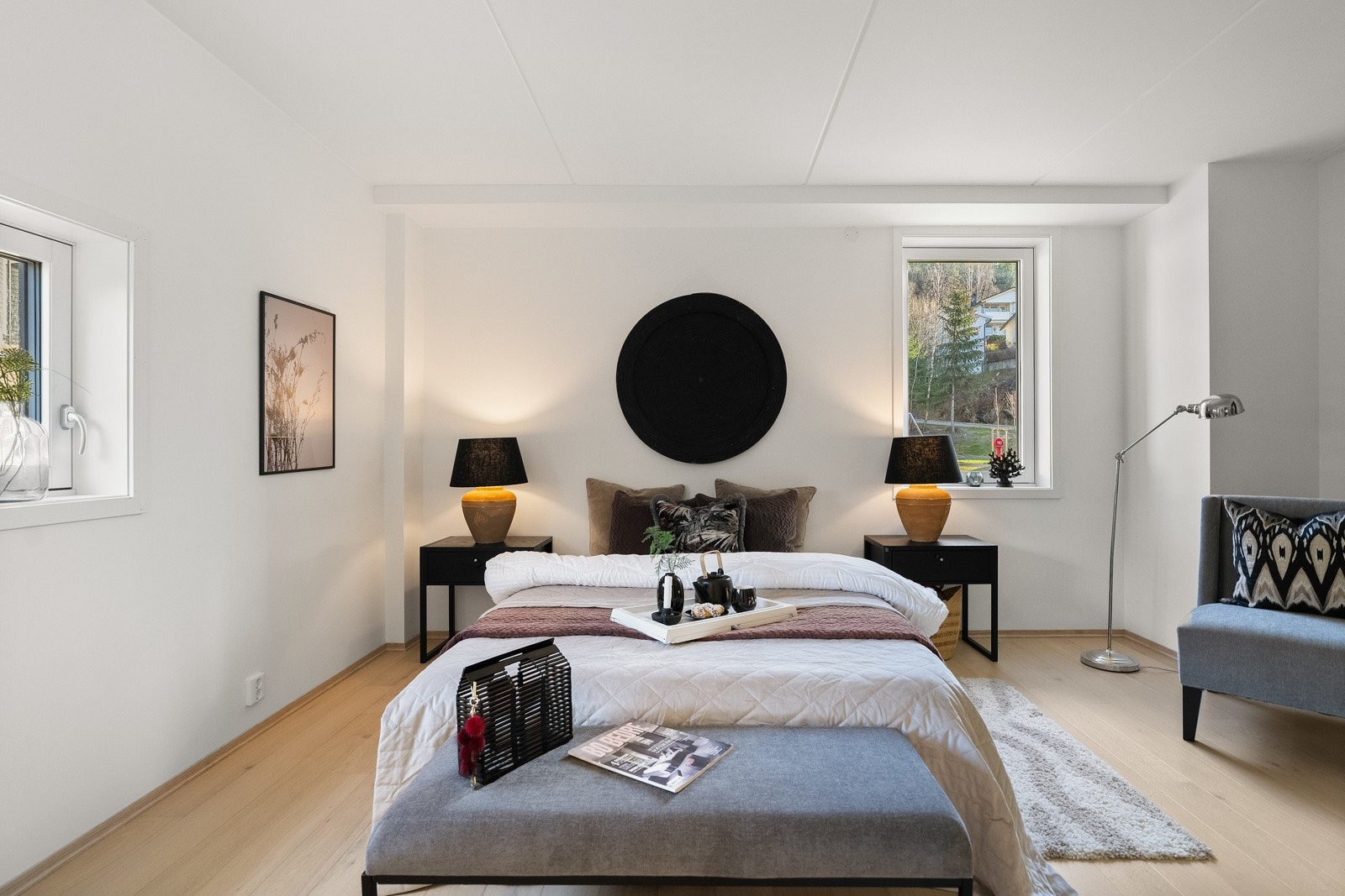 Rommene følger samme stil som resten av boligen med enstavsparkett på gulvet og lyse fine vegger. Galleribilde