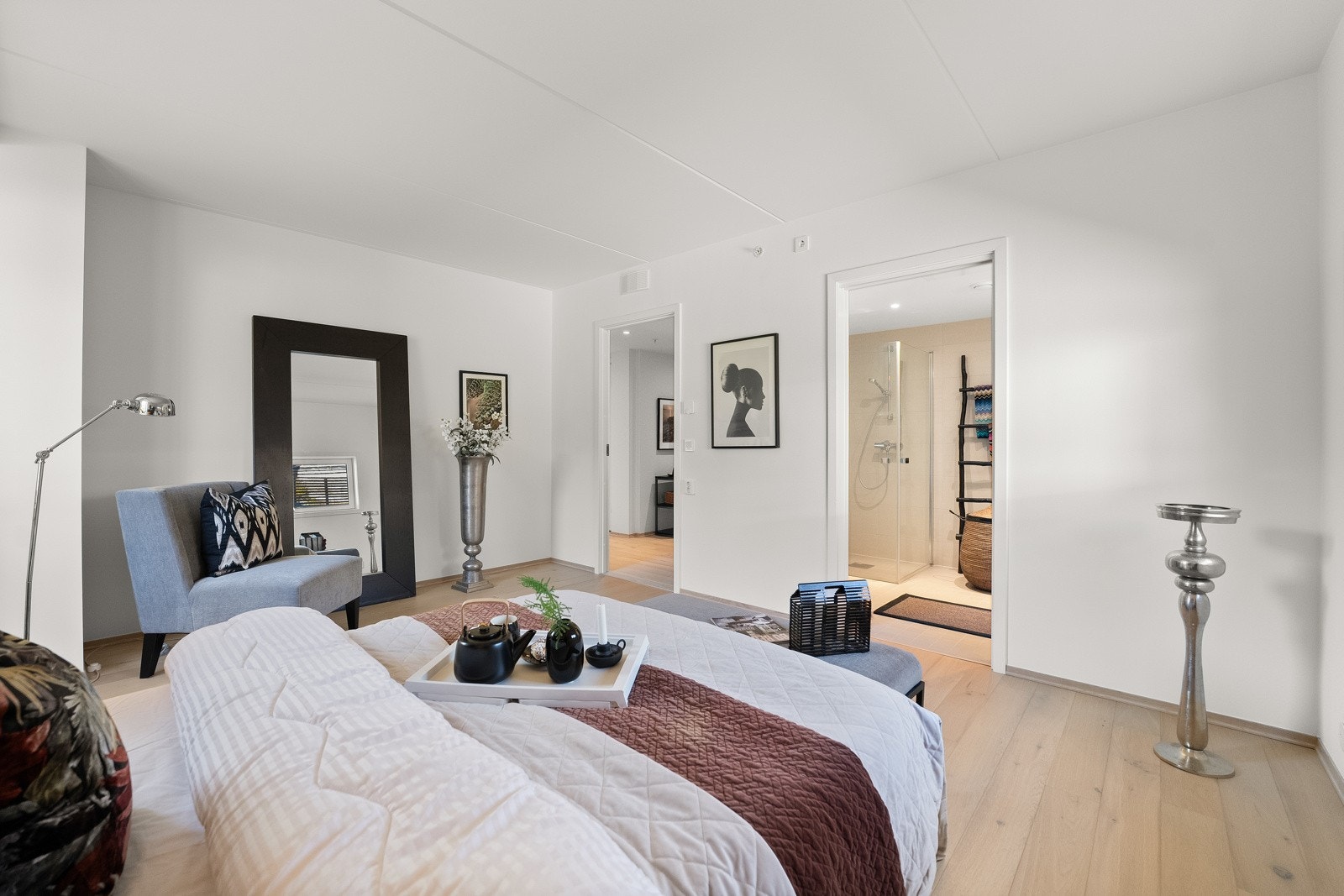 Stort hovedsoverom med adkomst til eget bad. Galleribilde