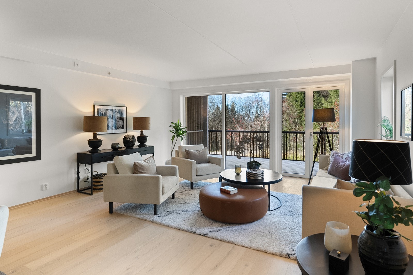 Fra stuen er det utgang til en nordvestvendt balkong på ca 13 kvm. Galleribilde