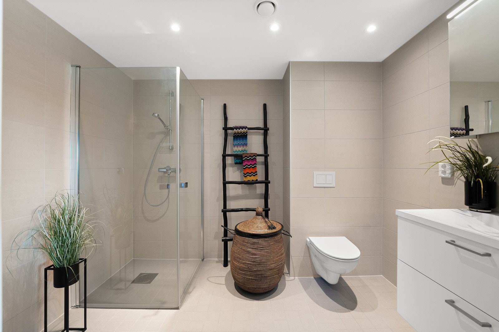 Boligen har to delikate bad, et med adkomst fra hovedsoverommet og et med adkomst fra entréen. Galleribilde