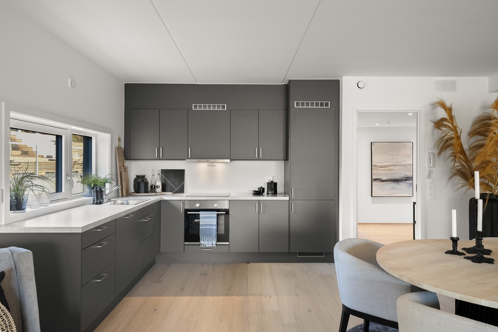 Lekker sigdal kjøkkeninnredning med integrerte hvitevarer. Galleribilde