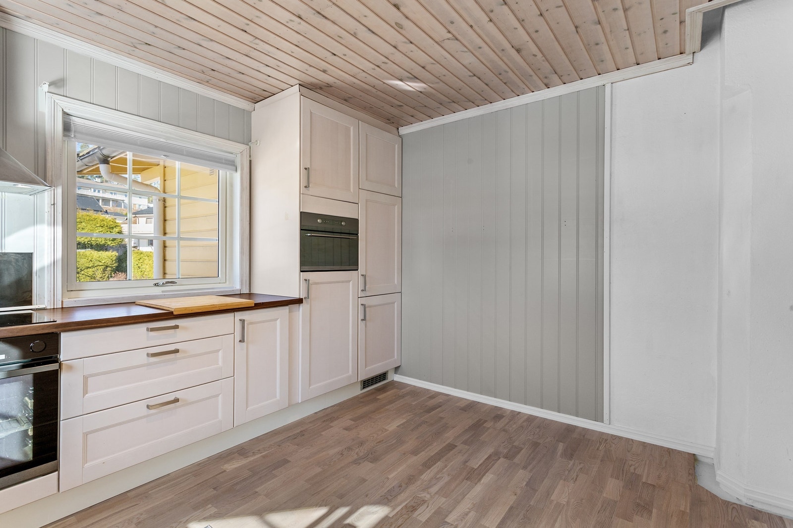 Parkett på gulv, malte panelplater på vegger og malt panel i himling Galleribilde