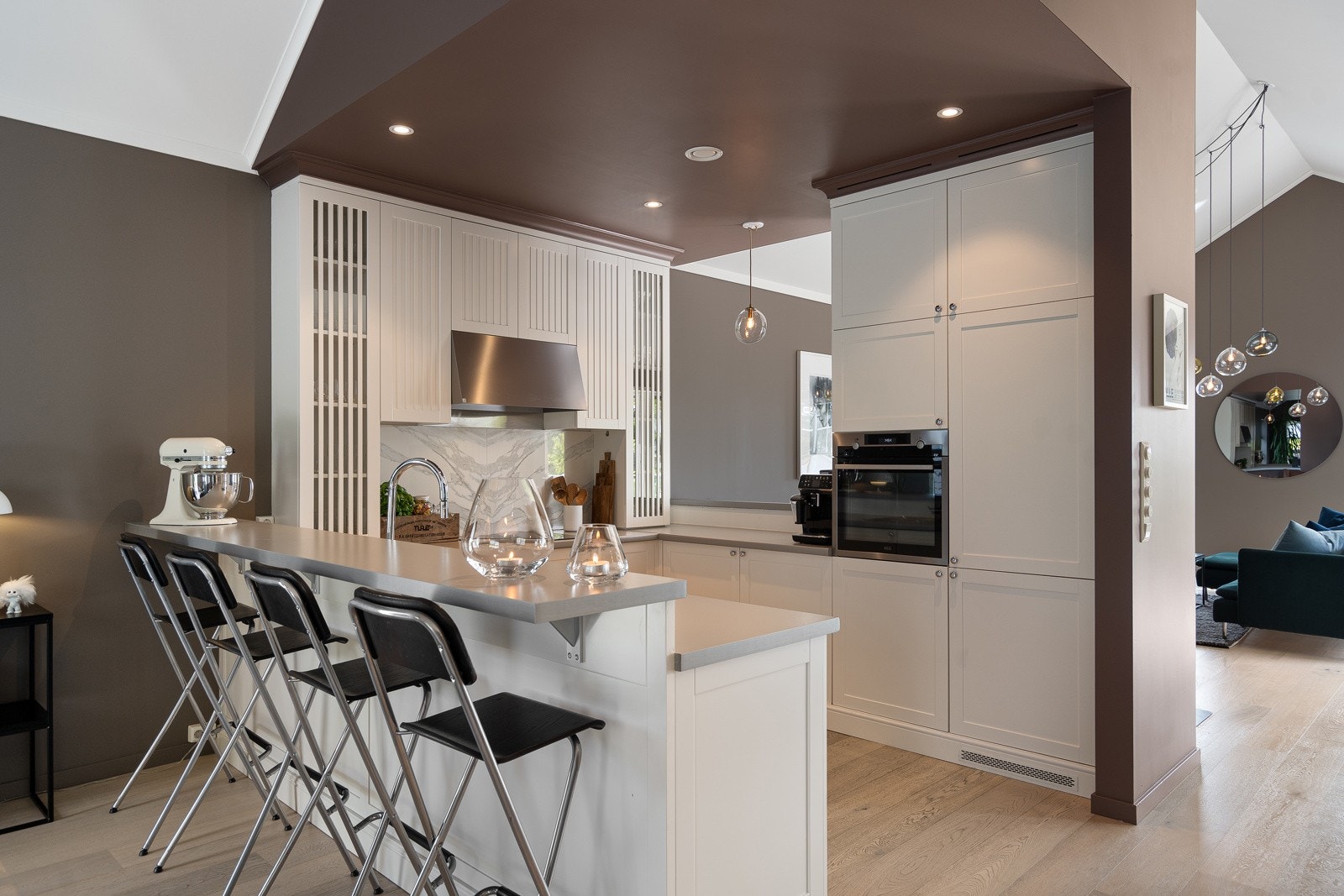 Praktisk øy i forbindelse med kjøkkenet - en hyggelig samlingsplass Galleribilde