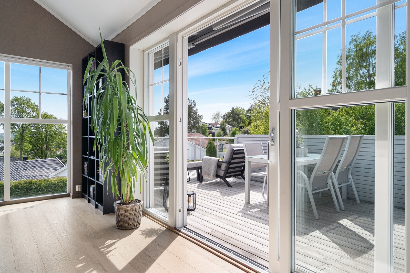 Fra stuen er det utgang til stor, lun og fin uteplass Galleribilde