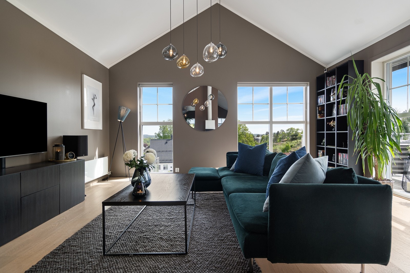 Åpne og gode rom - god takhøyde som bidrar til god romfølelse Galleribilde