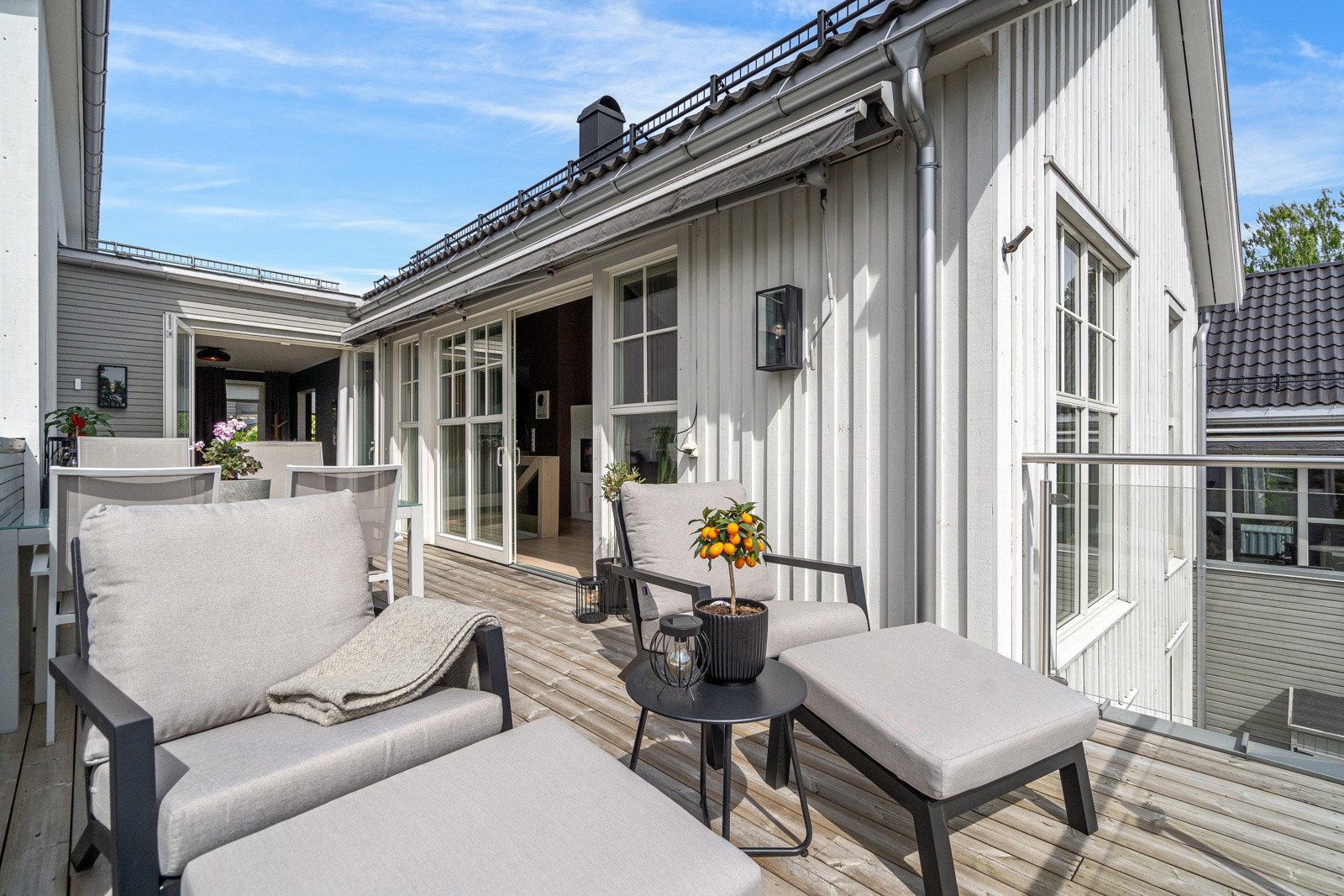 Stor uteplass/balkong i 2. etasje, med utgang fra stuen Galleribilde