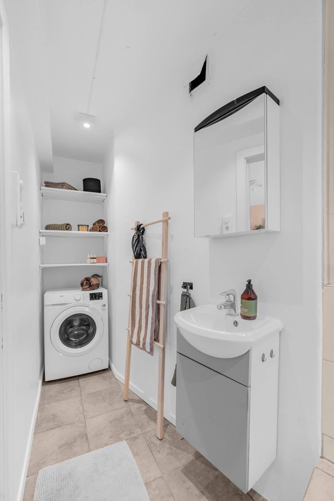 Innredningen består av servant, dusjkabinett, toalett og opplegg for vaskemaskin. Galleribilde