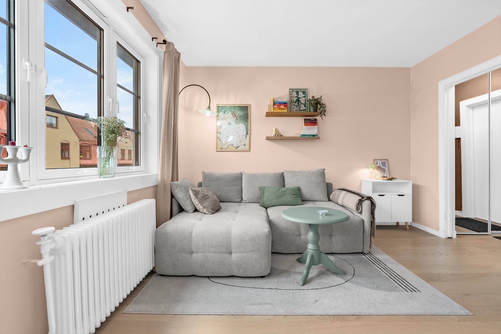 Stuen kan enkelt innredes med sovesofa, spisebord og annet møblement. Galleribilde