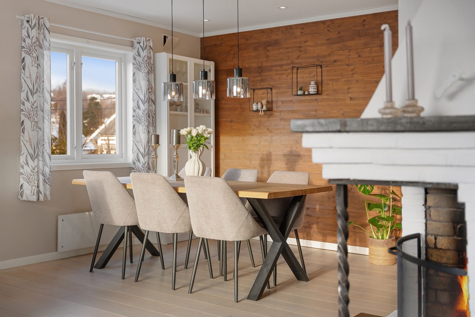 Vinduer fra 2017 slipper inn rikelig med dagslys og rammer inn utsikten. Galleribilde