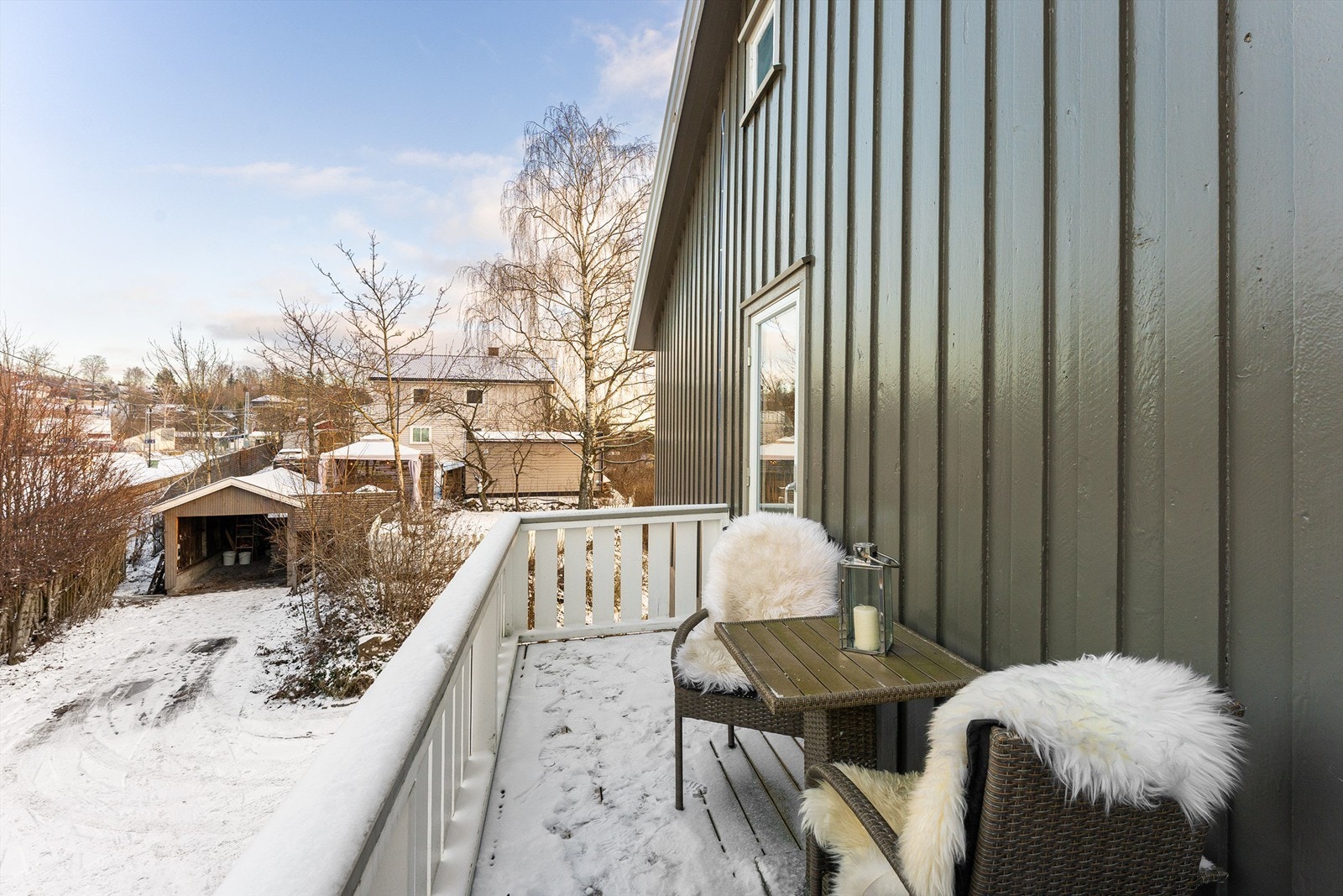 Altanen har plass til en liten sittegruppe og har rekkverk av tre. Galleribilde