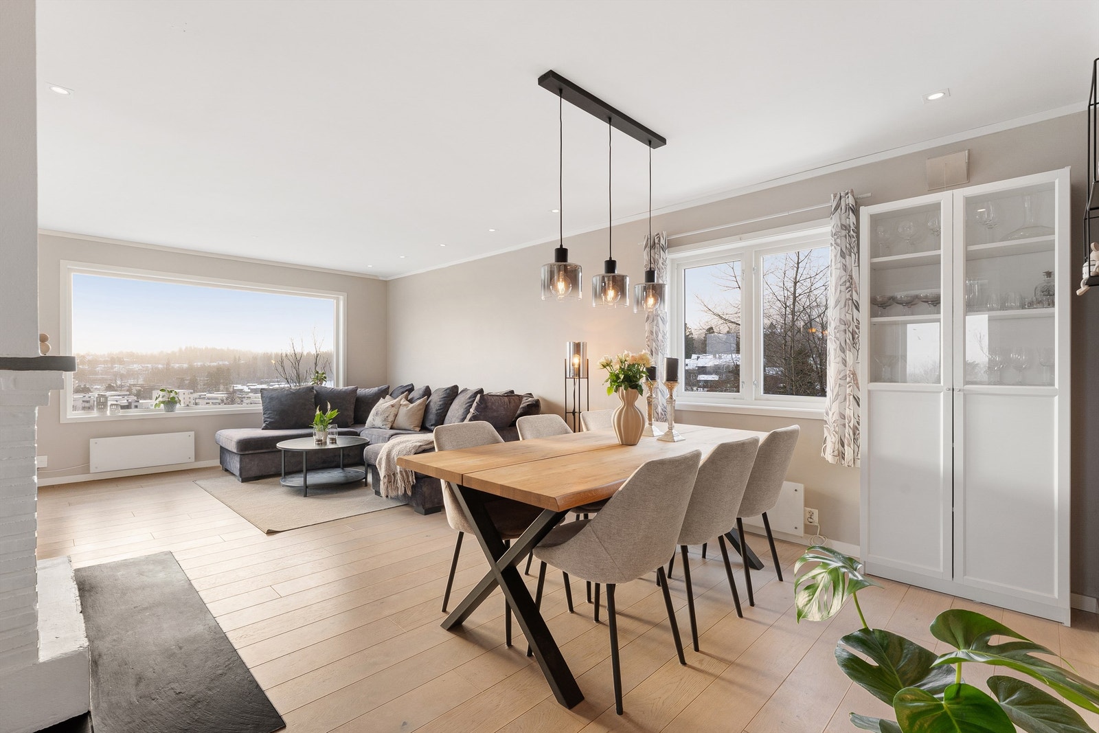 Rommet har gjennomgående en-stavs parkett og nedsenket himling med downlights. Galleribilde