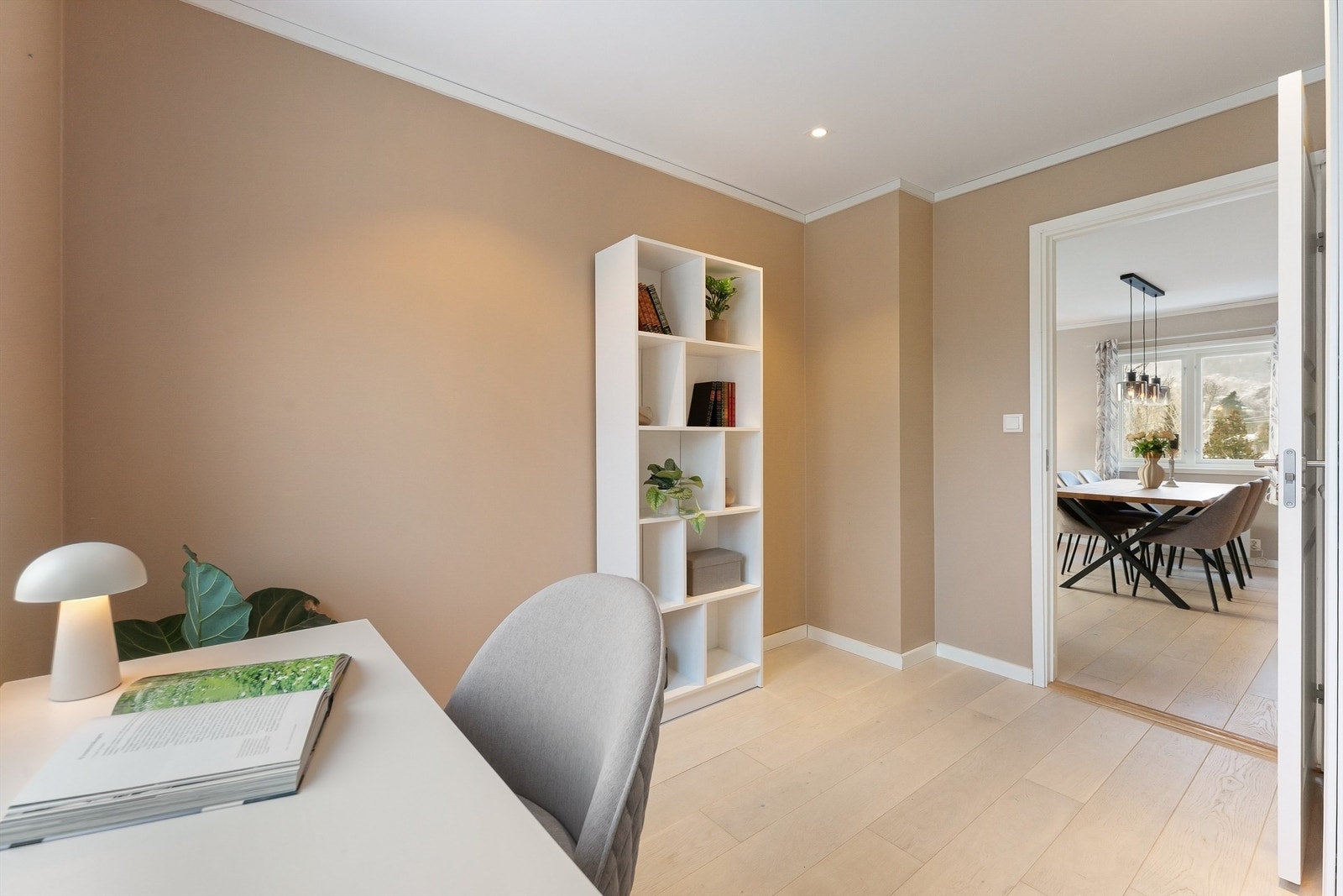 Det tredje soverommet er i dag innredet som kontor, men kan fint brukes som soverom. Galleribilde