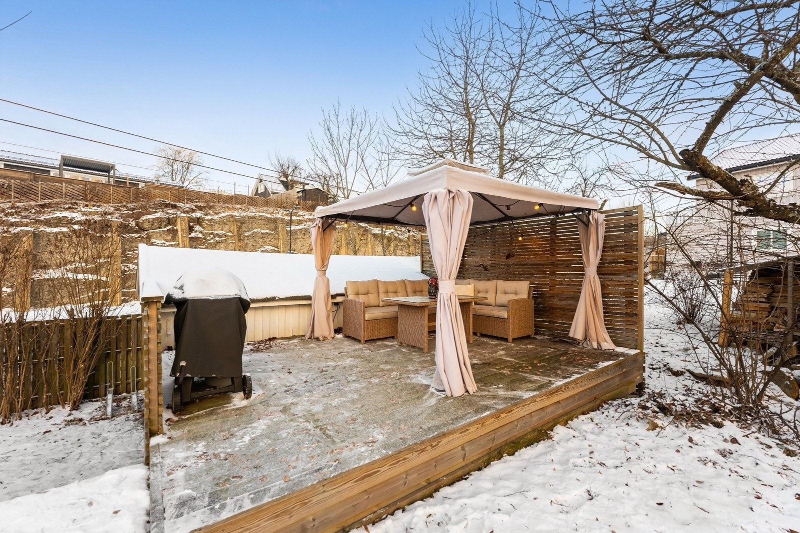 Ved garasjen er det etablert en frittliggende terrasse på 19 m². Galleribilde