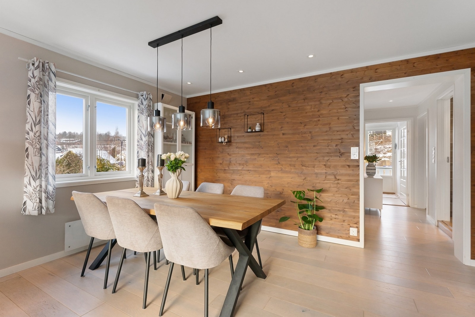 Spisestuen har en sentral plassering mellom kjøkken og stue, ideelt for sosiale sammenkomster. Galleribilde