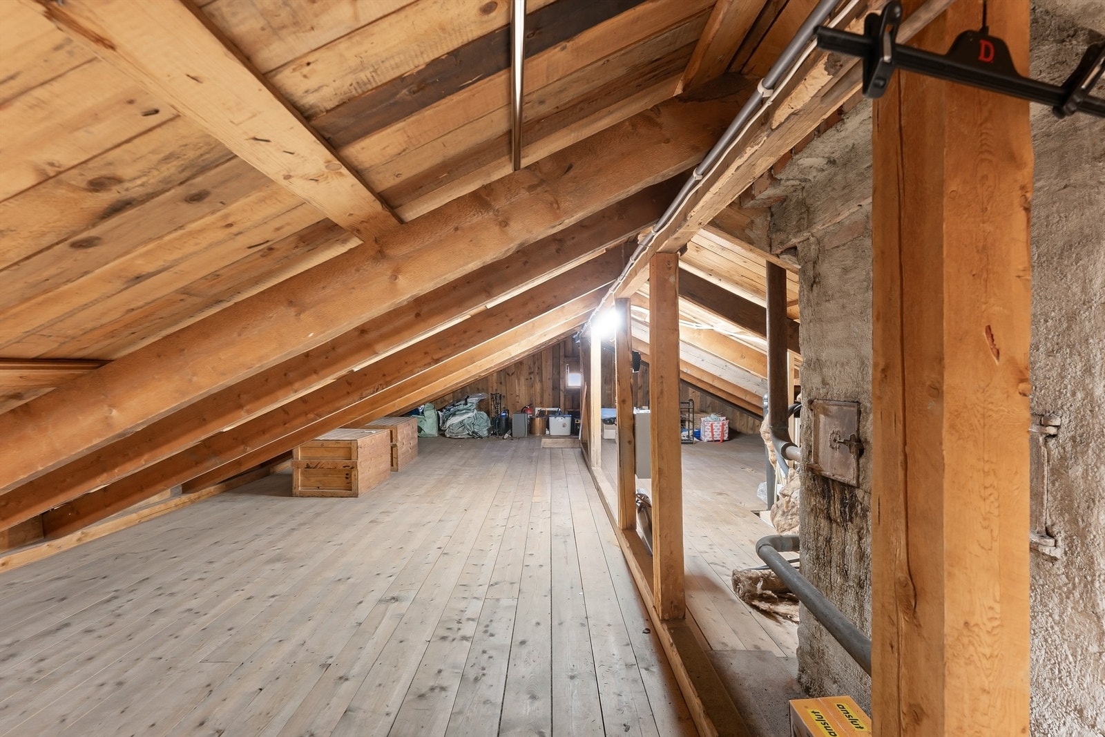 Uisolert loft med tregulv gir svært gode lagringsmuligheter. Galleribilde