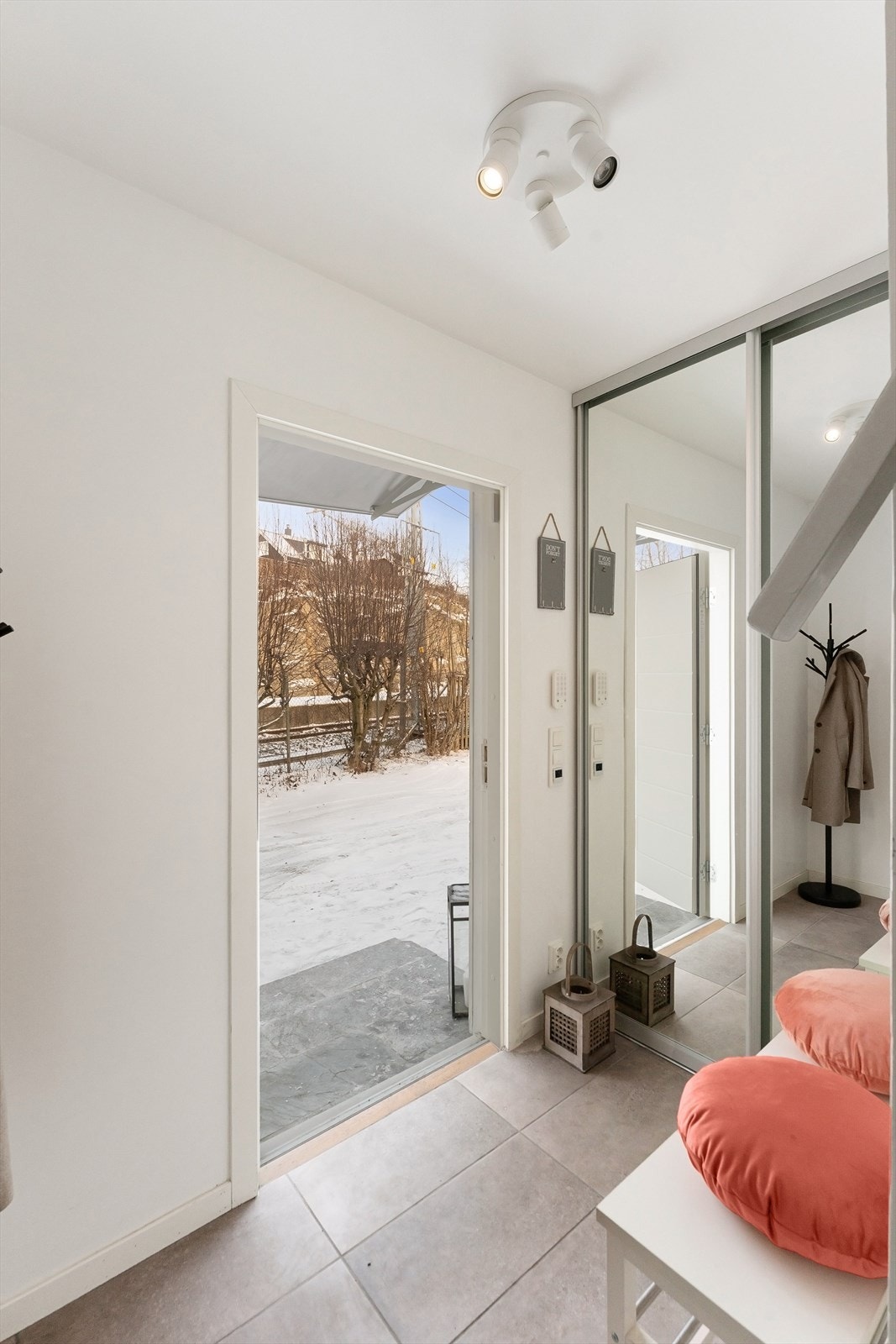 Inngangspartiet har flislagt gulv med gulvvarme og direkte tilgang til hagen. Galleribilde