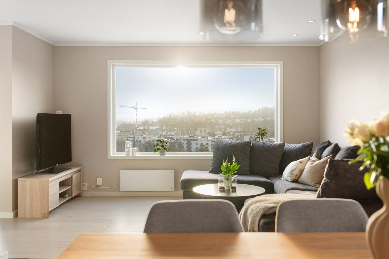 Fra stuen er det en vidstrakt utsikt over nærområdet. Galleribilde