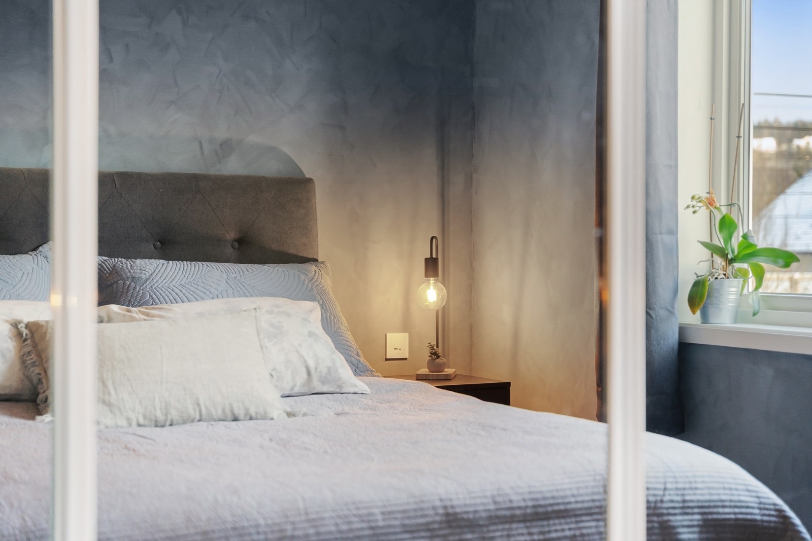 Detalj fra hovedsoverommet som viser de malte overflatene. Galleribilde