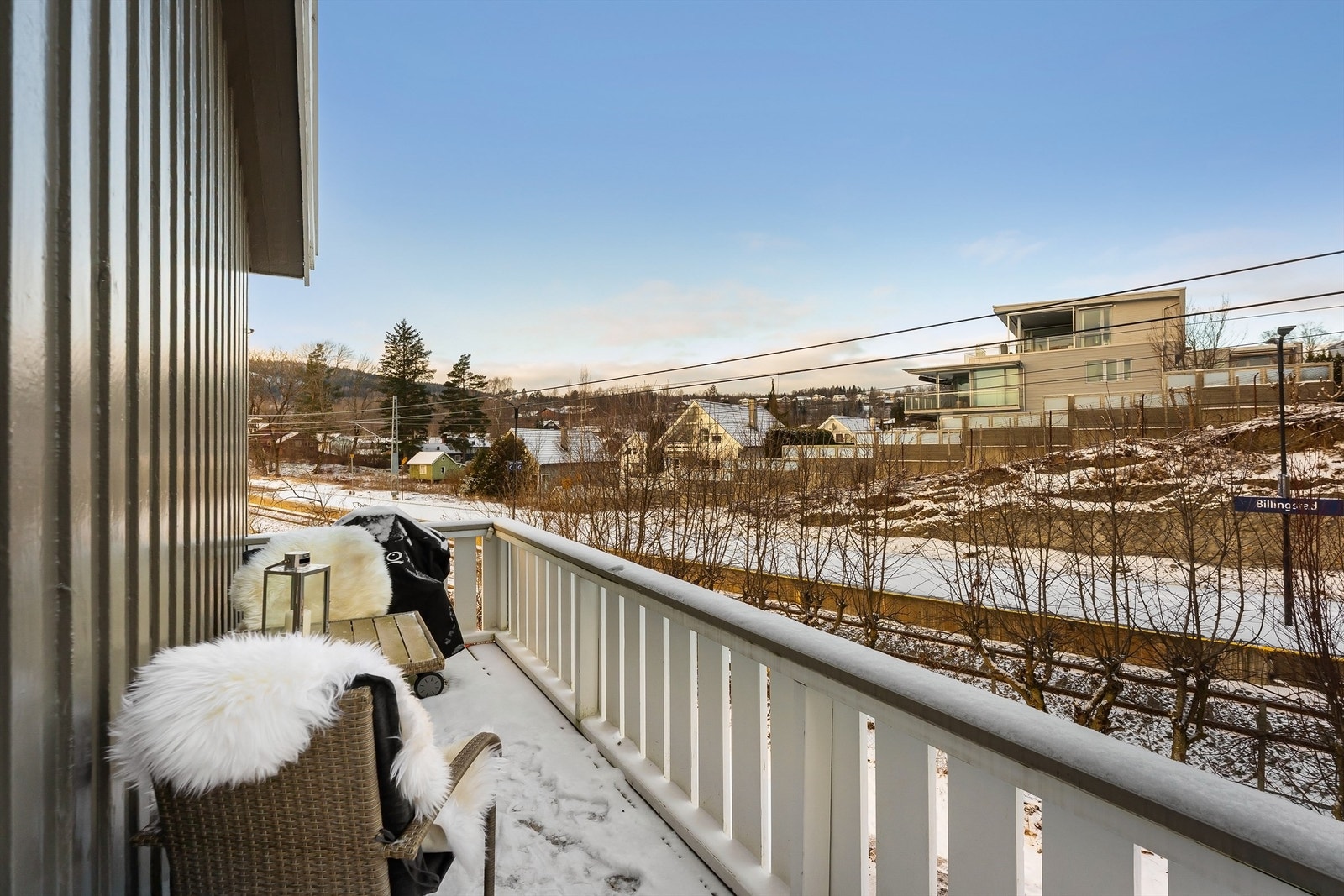 Fra trapperommet er det utgang til en nord-vendt altan på 6 m². Galleribilde